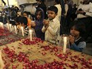 Pákistánci truchlí za obti útoku Talibanu na kolu v Péávaru (16. prosince...