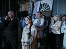 Herci a zamstnanci Doncké opery sledují ze zákulisí probíhající pedstavení....
