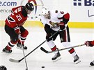 Bobby Ryan z Ottawy se snaí proplout mezi dvojicí Seth Helgeson (vlevo) a...