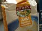 Semolinová mouka na tstoviny stojí asi padesátikorunu za kilogram.