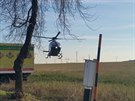 Na míst nehody u stedoeských Nehvizd pistával také záchranáský vrtulník...