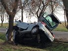 Peugeot u stedoeských Nehvizd nezvládl pedjídní traktoru, vyjel ze silnice...