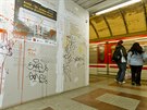 V místech, kde se na nástupiti metra Andl staví bezbariérový vstup, vznikla...