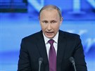 Ruský prezident Vladimir Putin pi oste sledovaném bilanním projevu (18....