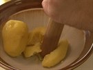 Vaené brambory oloupejte a v misce rozmakejte na kousky.