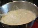 Bílou cibuli zpte na másle, aby zesklovatla. Zalijte smetanou a povate...