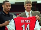 JSI NÁ Arsene Wenger (vpravo) trenér Arsenalu v srpnu 1999 novou posilu...
