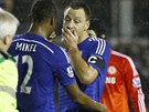 Kapitán Chelsea John Terry (vpravo) se dsí pi pohledu na zranného spoluhráe...