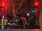 Záchranái odváejí ranné z kavárny v Sydney, kde estnáct hodin drel útoník...