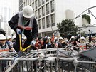 Vedení Hongkongu poslalo do ulic dlníky, kteí zaali rozebírat barikády. Klid...
