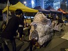 Bojovníci za demokracii v Hongkongu naváejí zásoby do svého tábora. ást...