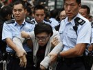 Hongkongská policie likviduje tábor demonstrant v centru msta. Ty, kteí...