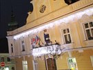 V Havlíkov Brod nesou slavnostní výzdobu nová i stará radnice.