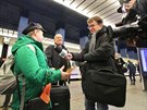 První cestující a fanouci eleznice v obloení polských noviná.