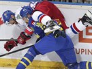 eský hokejista Jakub Klepi atakovaný u mantinelu védem Danielem Rahimim.