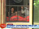 Zábr z kamery na pepadenou kavárnu Lindt v centru Sydney, kde neznámí...