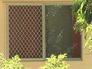 Okno domu v Cairns, ve kterém bylo nalezeno osm zavradných dtí.