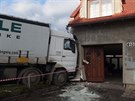 Kamion po nehod v Kojetín vyjel mimo silnici, zniil elektrickou rozvodnou...