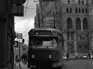 Ve smru k nádraí opoutla tramvaj námstí Praskou ulicí.