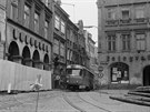 V roce 1981 byl stav dom na námstí tak tristní, e tramvaj kolem nich musela...
