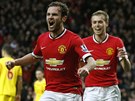YES! Juan Mata (vpedu) z Manchesteru United zaívá chvíle euforie, svým gólem...