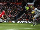 Juan Mata (vlevo) z Manchesteru United hlavou pekonává gólmana Liverpoolu...