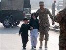 Vojáci vyvádjí dti ze koly v Péávaru, na kterou zaútoil Taliban (Pákistán,...