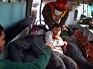 Zdravotníci vynáejí ze sanitky studenty zranné v pestelce armády s...
