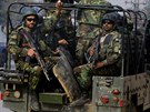 Pákistántí vojáci míí k péávarské kole, na kterou zaútoil Taliban...