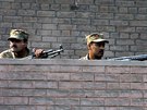 Pákistántí vojáci drí pozice u koly v Péávaru, na kterou zaútoil Taliban...