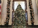 Pohled z Kíové chodby do Modrého pokoje s oficiálním vánoním stromem Bílého...