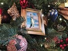 Oficiální vánoní strom Bílého domu zdobí napíklad zarámovaná fotografie Sochy...