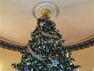 Oficiální vánoní strom v Modrém pokoji Bílého domu je tak vysoký, e se jeho...