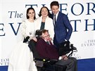 Herečka Felicity Jonesová, fyzik Stephen Hawking, jeho bývalá manželka Jane...
