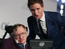 Fyzik Stephen Hawking a herec Eddie Redmayne, který vědce ztvárnil ve filmu...