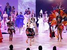 Finalistky Miss World 2014 v národních kostýmech - uprosted taní Miss...
