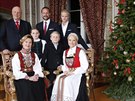 Norská královská rodina: král Harald V., korunní princ Haakon, jeho adoptivní...