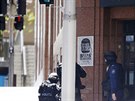 Policisté nedaleko Lindt cafe v centru Sydney, kde je dreno nkolik rukojmí...