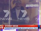 Zábry australské televize ukazují mue stojícího za výlohou kavárny Lindt cafe...