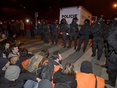 Aktivisté se 13. prosince znovu pokusili obsadit chátrající objekt v Praze na...