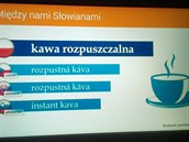 Vlakový infopanel prezentuje pojem ve čtyřech slovanských jazycích.