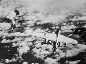 Americk bombardr B-24 Liberator se t k zemi po toku nmeck sthaky a...