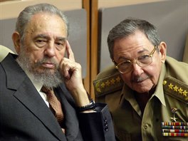Fidel Castro a jeho bratr Ral v roce 2004 v kubnskm parlamentu. Ral tehdy...
