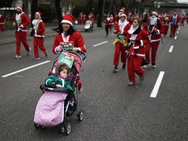 Centrum Madridu zaplnily tisíce bc v kostýmech Santa Clause (13. prosince...