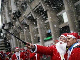 Centrum Madridu zaplnily tisíce bc v kostýmech Santa Clause (13. prosince...