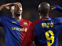 Barcelona: Henry a Eto'o - Útoníci Barcelony Henry a Eto'o si salutují po...
