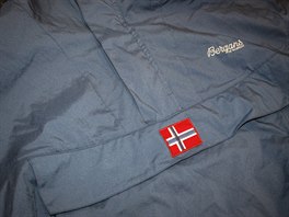 Stylov norsk design a praktick klokanka na hrudi.