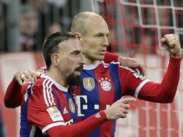 Arjen Robben (vpravo) a Franck Ribry z Bayernu Mnichov slav gl prvn...