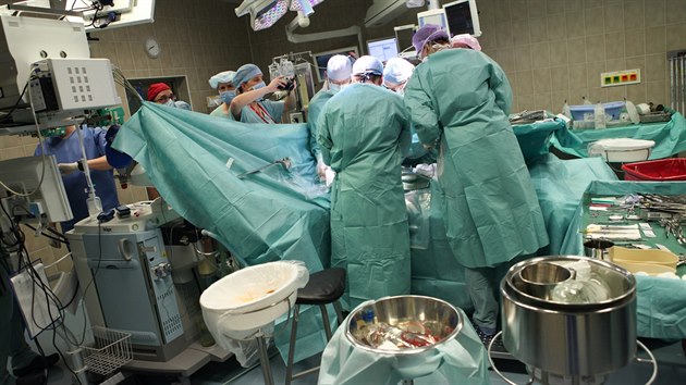 Unikátní transplantace pěti orgánů najednou (19. prosince 2014)