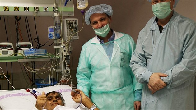 Unikátní transplantace pěti orgánů najednou. Na snímku jsou přednosta kliniky transplantační chirurgie Jiří Froněk (vlevo) a jeho zástupce Libor Janoušek u pacienta po zákroku.